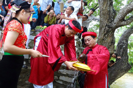 Đền Choọng và câu chuyện tình trên đỉnh Pu Đên