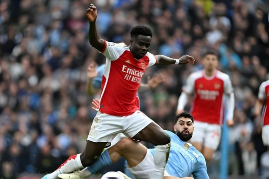 Arsenal đạp đổ niềm kiêu hãnh của Man City