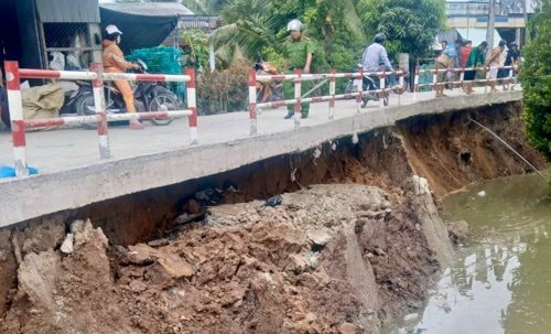 Cần Thơ: Sạt lở đường khiến người dân lưu thông khó khăn