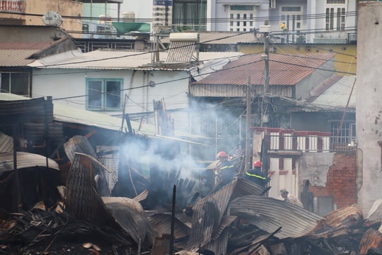 Cận cảnh hiện trường vụ cháy nhà ven kênh Tàu Hủ
