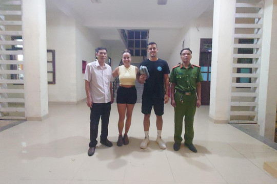 Cả thị trấn cùng tìm giúp túi xách của du khách nước ngoài đánh rơi