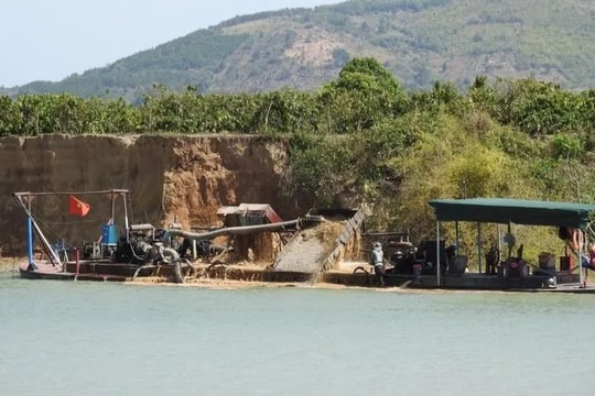 Đoàn công tác Bộ TN&MT khảo sát tình hình sạt lở sông Krông Nô
