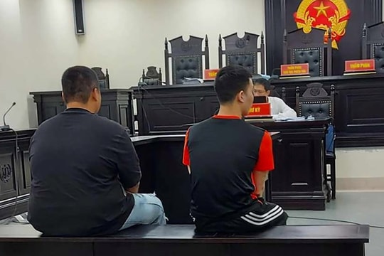 Hai nhân viên shipper lĩnh án tù vì tham ô tài sản