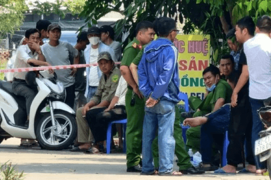 Điều tra nguyên nhân 2 cha con gục trên vũng máu