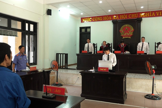 Dùng gậy gỗ đánh hàng xóm gây thương tích 35%
