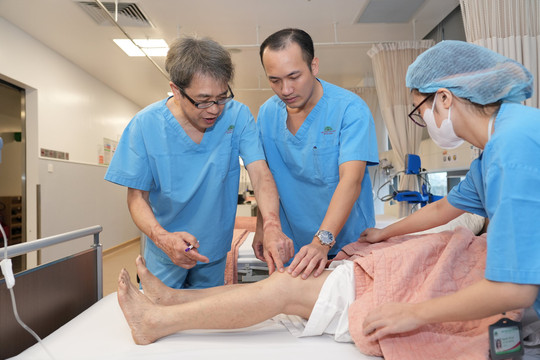 Bệnh viện Hồng Ngọc hợp tác với Giáo sư Nhật phẫu thuật thay khớp gối không cắt gân cơ