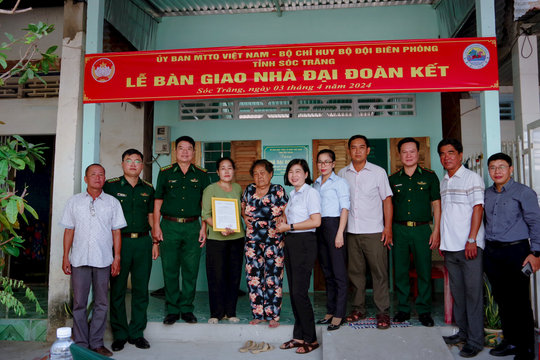 Bàn giao nhà Đại đoàn kết cho người nghèo khu vực biên giới biển