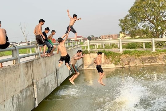 Trẻ đuối nước - đến hè lại lo