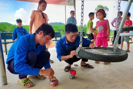 Biến lốp xe cũ thành đồ chơi hữu ích cho trẻ em nghèo miền núi