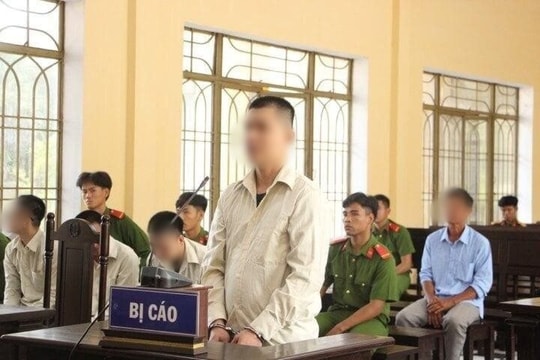 Dùng bình xịt hơi cay đi cướp tài sản