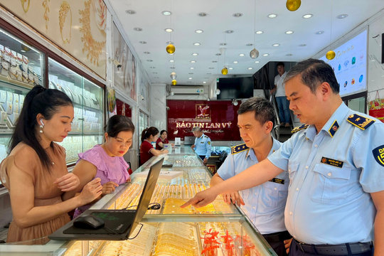 Kiểm tra đột xuất 3 cửa hàng kinh doanh vàng ở Hà Nội
