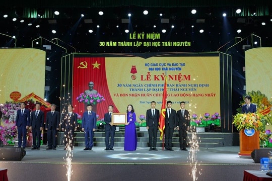 Quyền Chủ tịch nước trao Huân chương Lao động hạng Nhất cho Đại học Thái Nguyên