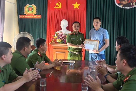Tặng thư khen cho hai công dân không ham của rơi