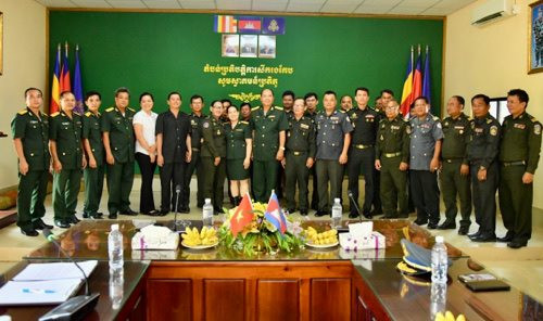 Bộ CHQS Kiên Giang thăm và chúc mừng Tết cổ truyền Chôl Chnăm Thmây tại Vương quốc Campuchia