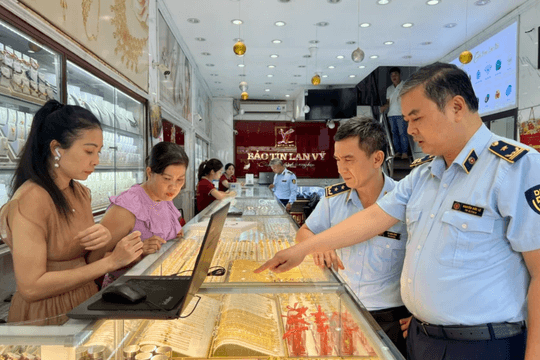 Quản lý thị trường 'truy quét' gian lận các cửa hàng vàng
