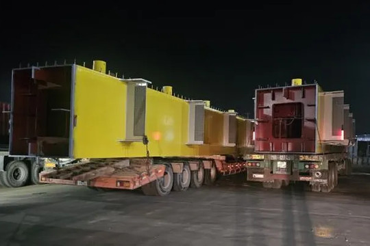 Tạm giữ hai xe chở hàng siêu trường, siêu trọng chạy trên quốc lộ 1A