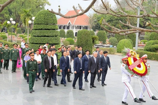 Đồng chí Nguyễn Hòa Bình làm việc với Tỉnh ủy Điện Biên