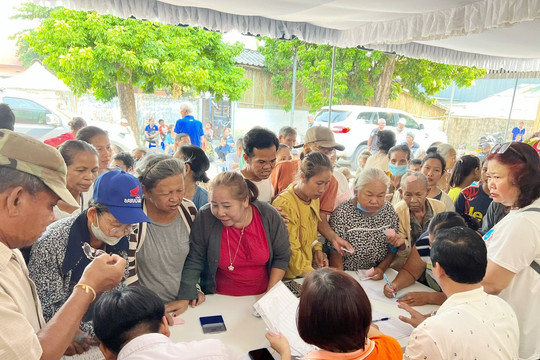 Thăm, tặng quà cho bà con Việt Nam và Lào khó khăn
