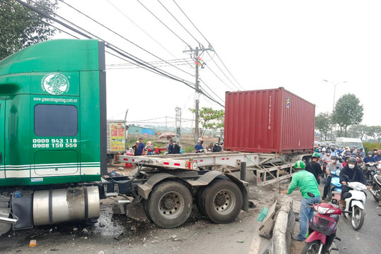 Container cuốn nhiều người đi xe máy vào gầm