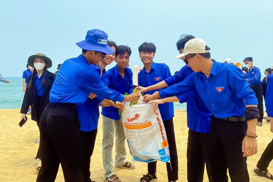 TT-Huế: Tổ chức ngoại khoá cho học sinh hướng về biển, đảo quê hương