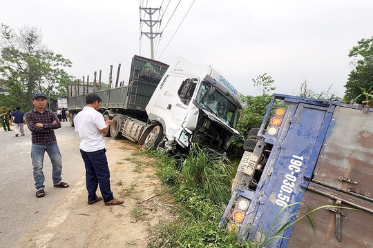 Cận cảnh hiện trường vụ tai nạn liên hoàn khiến 4 xe ô tô hư hỏng nặng