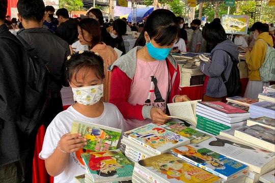 “Hội sách AZ Việt Nam 2024” thu hút đông đảo giới trẻ Đà Nẵng
