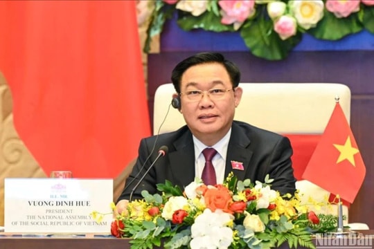 Chủ tịch Quốc hội Vương Đình Huệ điện đàm với Chủ tịch Thượng viện Campuchia