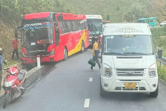 Tai nạn liên hoàn giữa 3 ô tô khách khiến 1 người tử vong