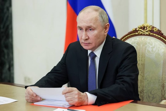 Tổng thống Putin thảo luận về tình hình lũ lụt ở Vùng Orenburg