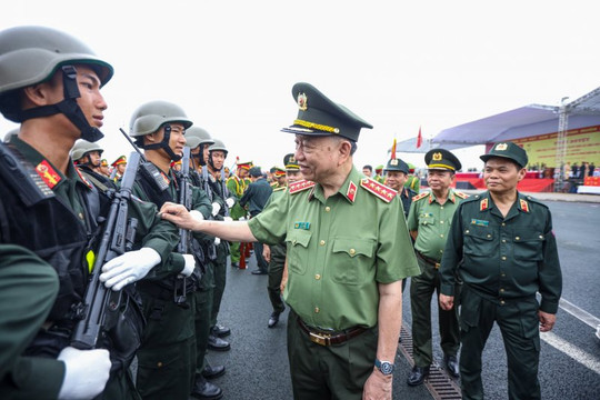 Bộ trưởng Công an Tô Lâm kiểm tra tổng duyệt diễu binh