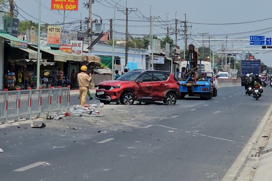 Xe tải nổ lốp húc dải phân cách rồi gây tai nạn liên hoàn