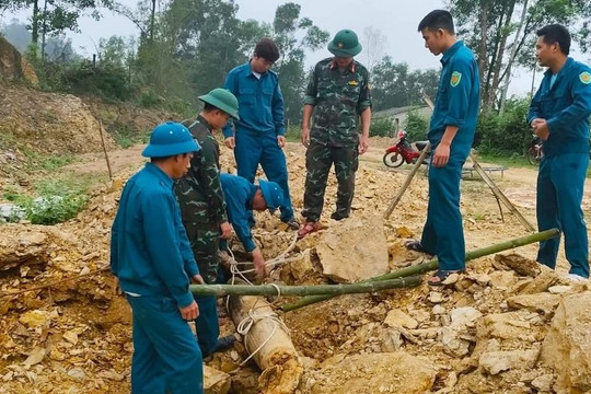 Phát hiện bom khi đào đất làm đường