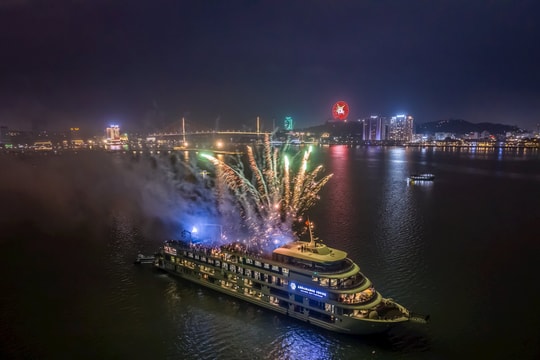 Du thuyền tiên phong mở màn bắn pháo hoa chào Hè 2024 trên vịnh Hạ Long