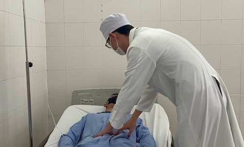 Phẫu thuật lấy mắt xích máy cưa trong ổ bụng bệnh nhân