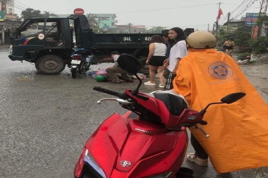 Người phụ nữ đi xe máy tử vong sau va chạm với xe tải