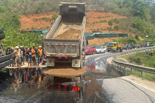 Lật xe chở nhựa nóng, giao thông ách tắc