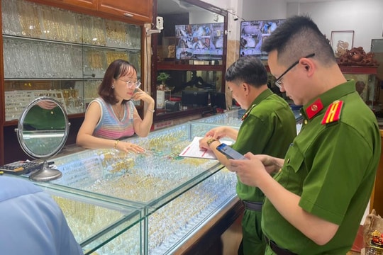 Phát hiện nhiều trang sức vàng bạc có dấu hiệu giả mạo nhãn hiệu nổi tiếng