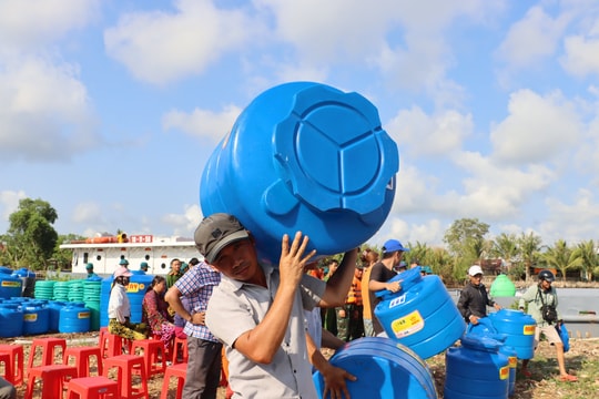 Hỗ trợ dụng cụ trữ nước, cấp phát nước ngọt cho người dân vùng hạn mặn