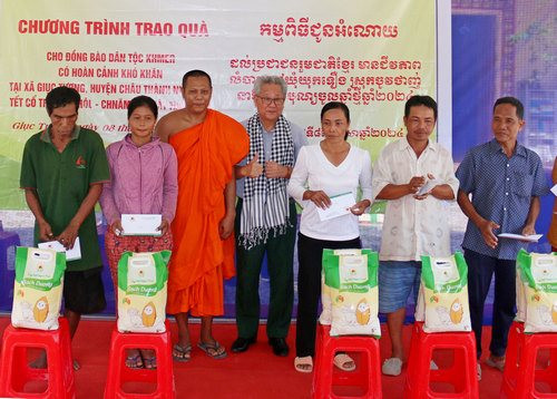 Trao 500 phần quà cho đồng bào Khmer trên địa bàn tỉnh Kiên Giang