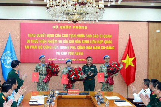 Ba sỹ quan nhận quyết định của Chủ tịch nước đi làm nhiệm vụ gìn giữ hòa bình
