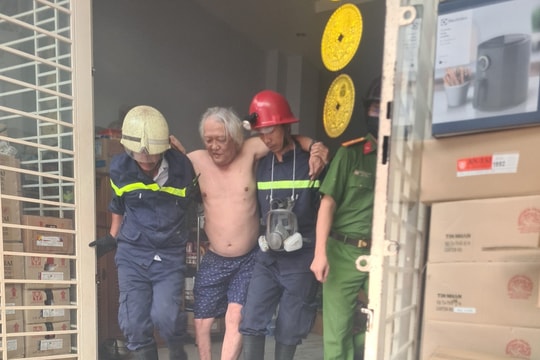 Cứu người đàn ông mắc kẹt trong vụ cháy nhà