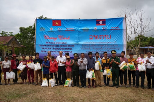 Bộ đội biên phòng Quảng Trị tặng quà, chúc tết nước bạn Lào