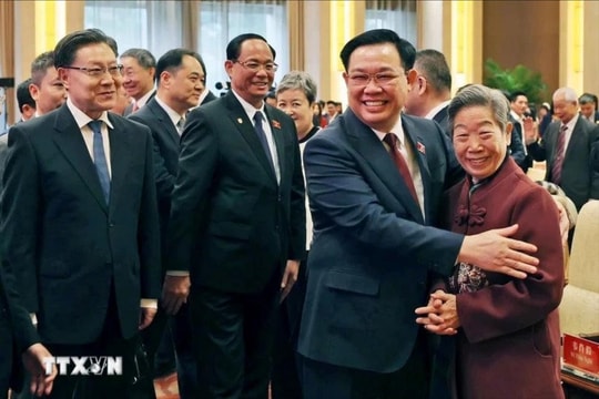 Chủ tịch Quốc hội Vương Đình Huệ dự Gặp gỡ hữu nghị nhân dân Việt Nam-Trung Quốc