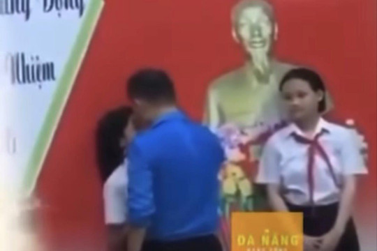 Người nắm cổ áo nữ sinh là giáo viên Tổng phụ trách Đội