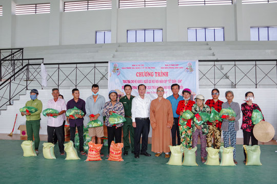 Tặng quà cho các đồng bào Khmer nhân dịp Tết Chôl Chnăm Thmây 2024