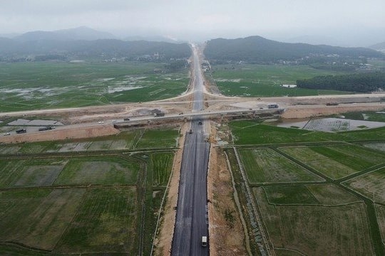 Quyết tâm hoàn thành 2 dự án cao tốc dịp 30/4/2024