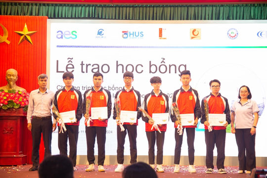 Trao học bổng Năng lượng tương lai cho sinh viên khu vực phía Bắc