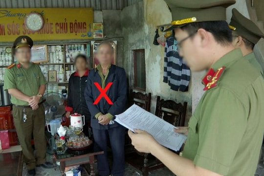Mạo danh là Phó Giám đốc để lừa chạy chế độ trợ cấp