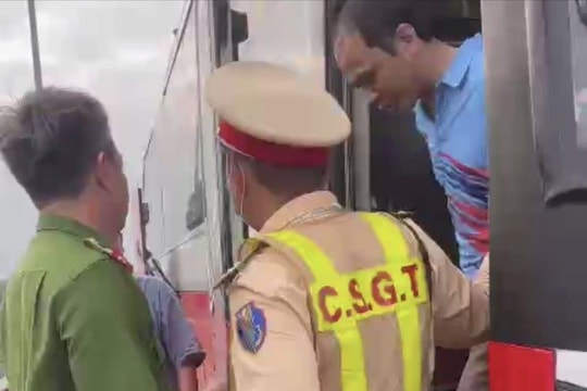 CSGT Đà Nẵng bắt nghi phạm giết người trên đường lẩn trốn