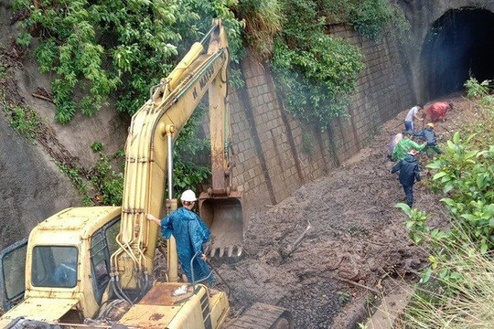 Trần hầm đường sắt Đèo Cả sạt lở gây tê liệt giao thông